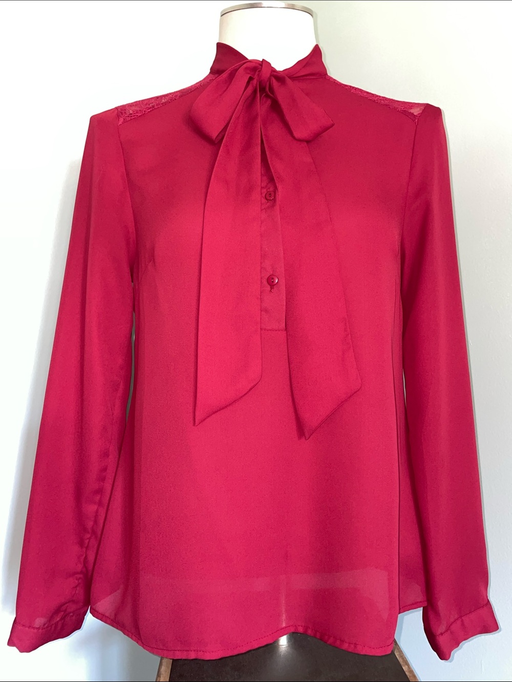 Daisy Fuentes Red Lace Bow Tie Neck Blouse Long Sleeve Size Small. Y2K